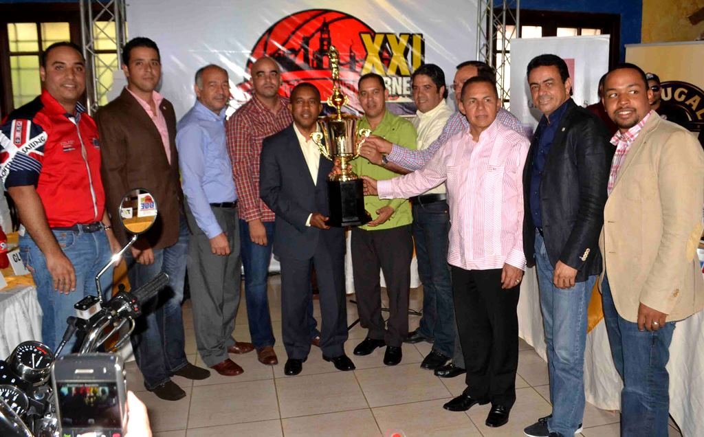 El Director del INTABACO, Juan Francisco Caraballo entrega la Copa del Baloncesto Superior de Espaillat 2014